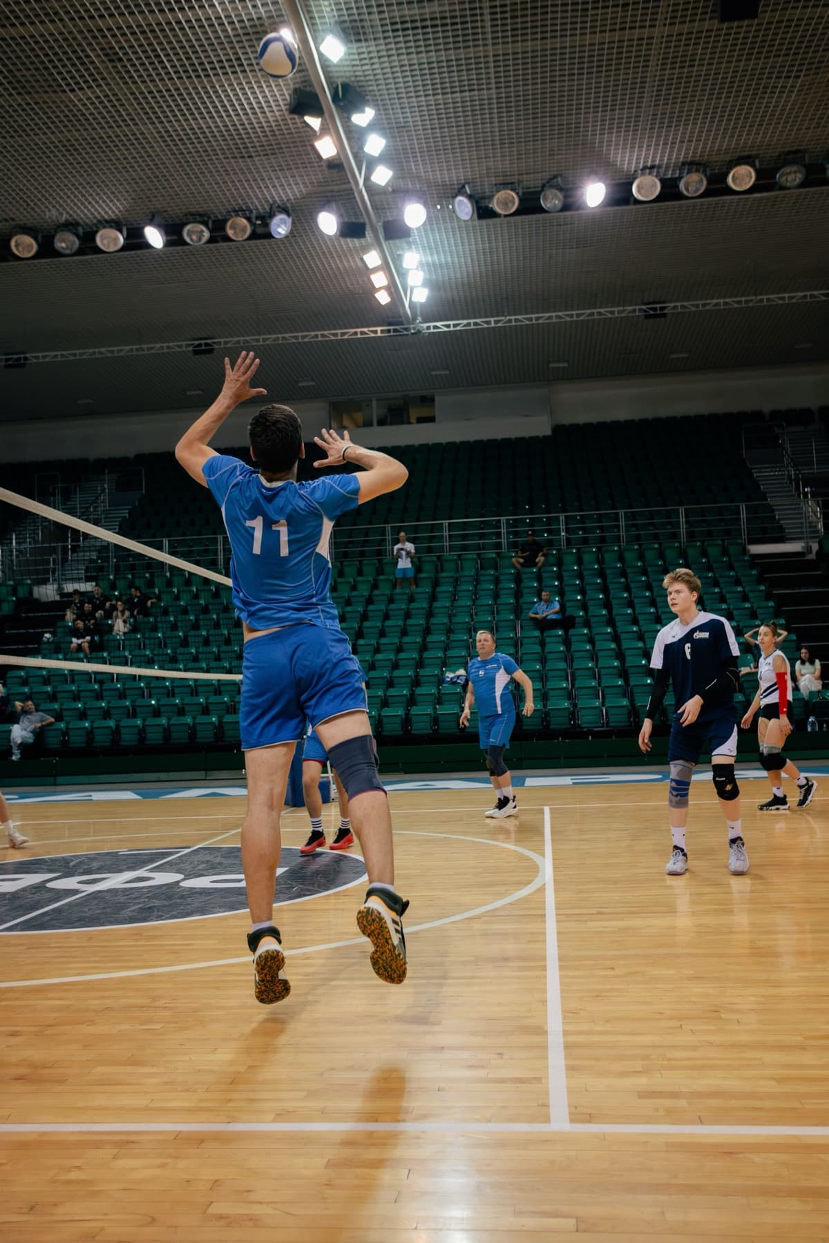 Joueuse de volley au service pendant un match en salle
